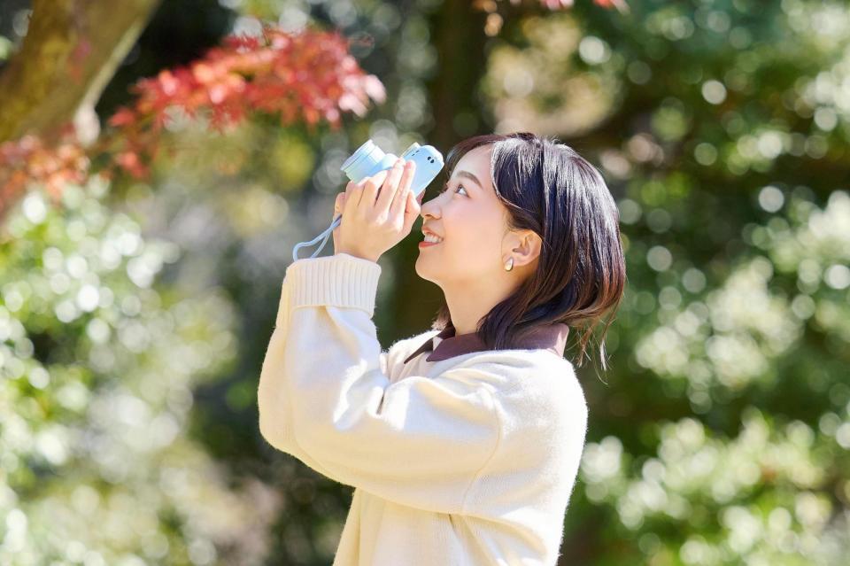 　赤坂御用地を散策し、風景を撮影される秋篠宮家の次女佳子さま＝５日、東京・元赤坂（宮内庁提供）