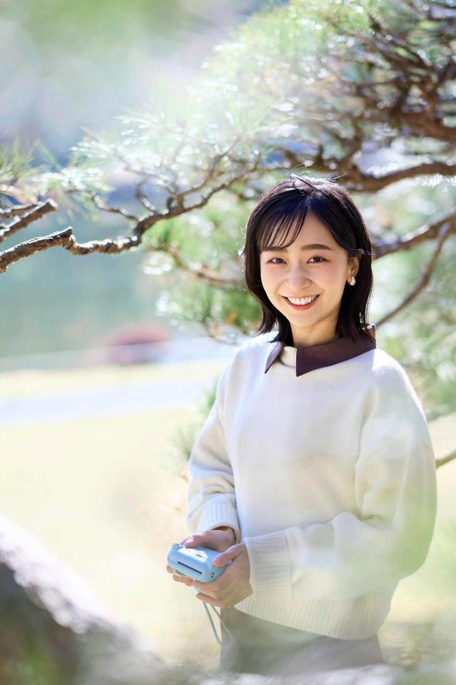 　松の木を背景に記念撮影される秋篠宮家の次女佳子さま＝５日（宮内庁提供）