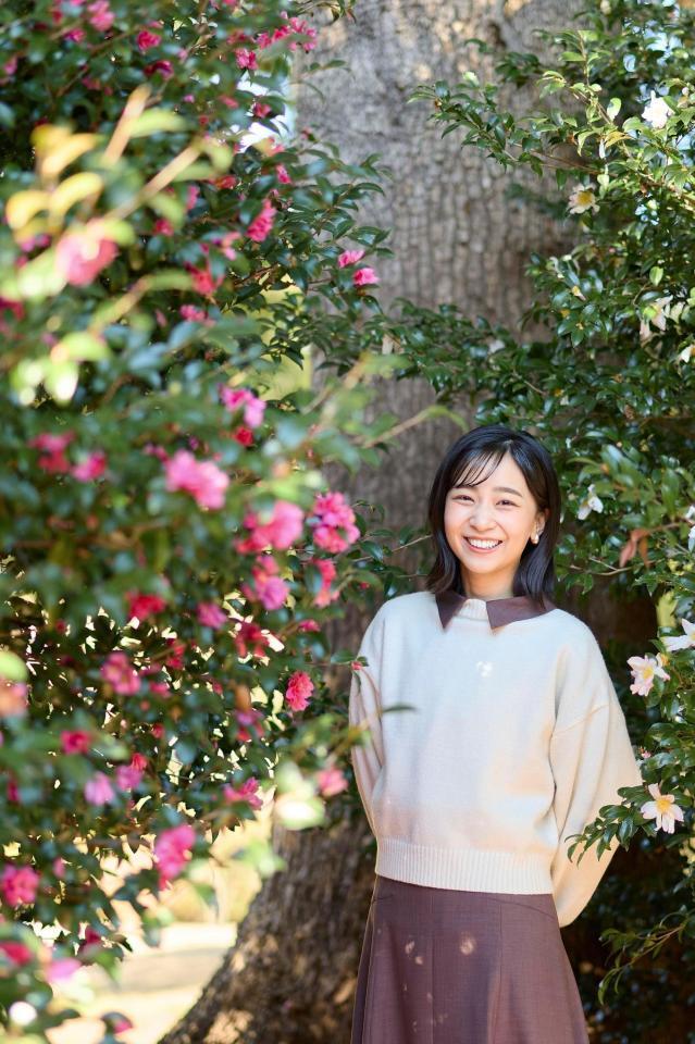 　サザンカの前で記念撮影される秋篠宮家の次女佳子さま＝５日（宮内庁提供）