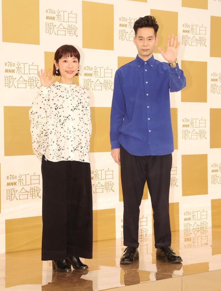 　ポーズを決めるハンバート　ハンバートの佐野遊穂と佐藤良成（右）＝撮影・石井剣太郎