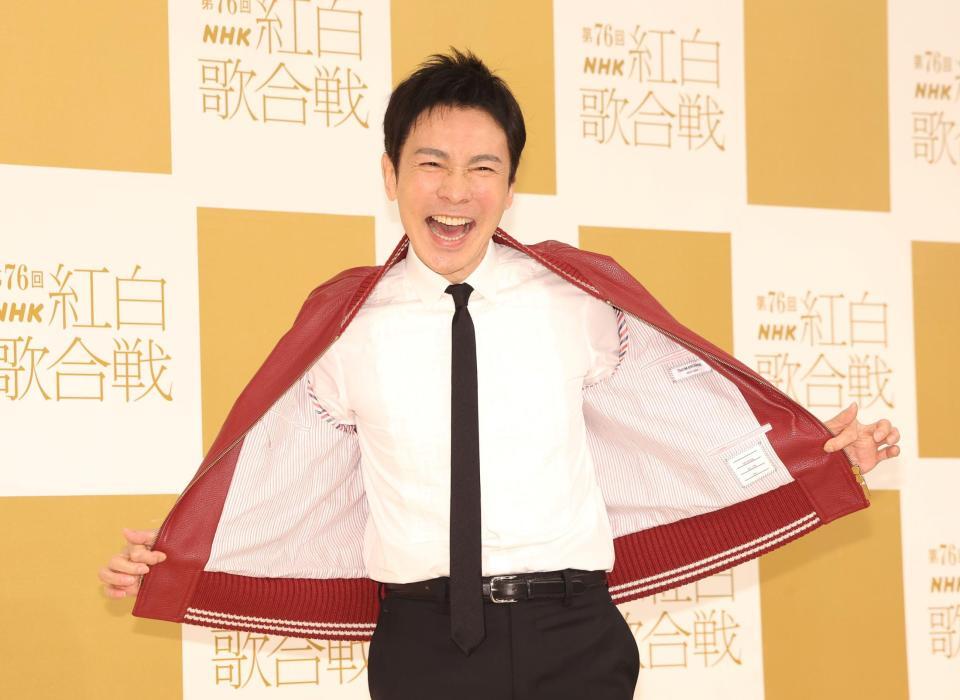 　ポーズを決める郷ひろみ（撮影・石井剣太郎）