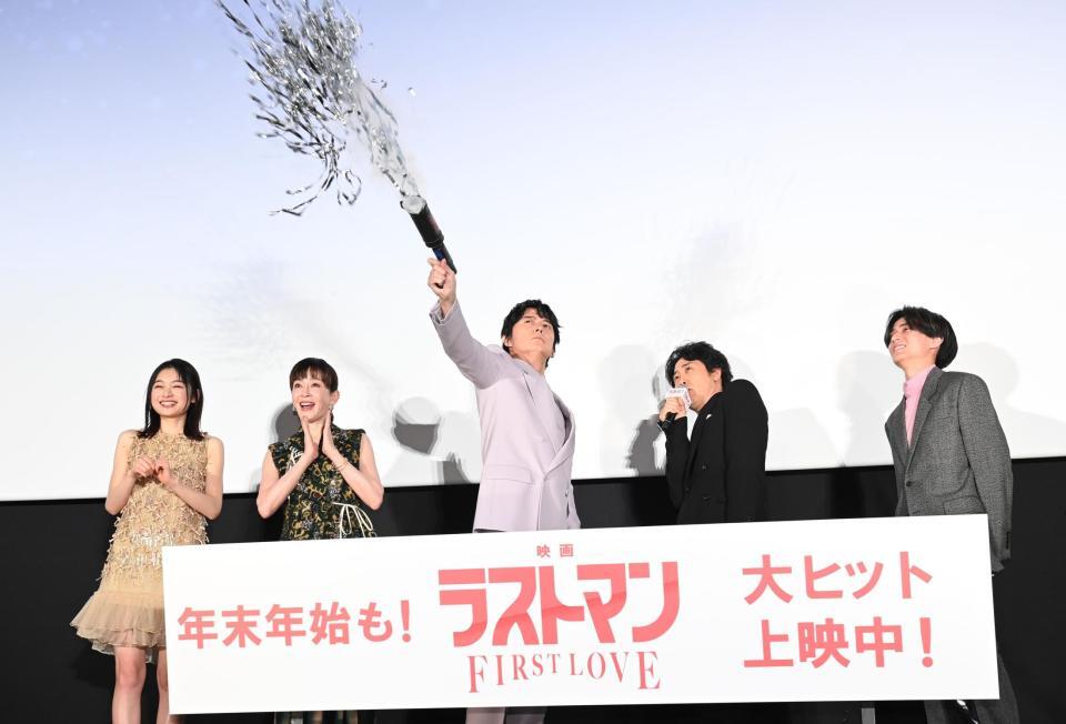 　再チャレンジでハンディキヤノンを発射させる福山雅治（中央）＝丸撮影・園田高夫