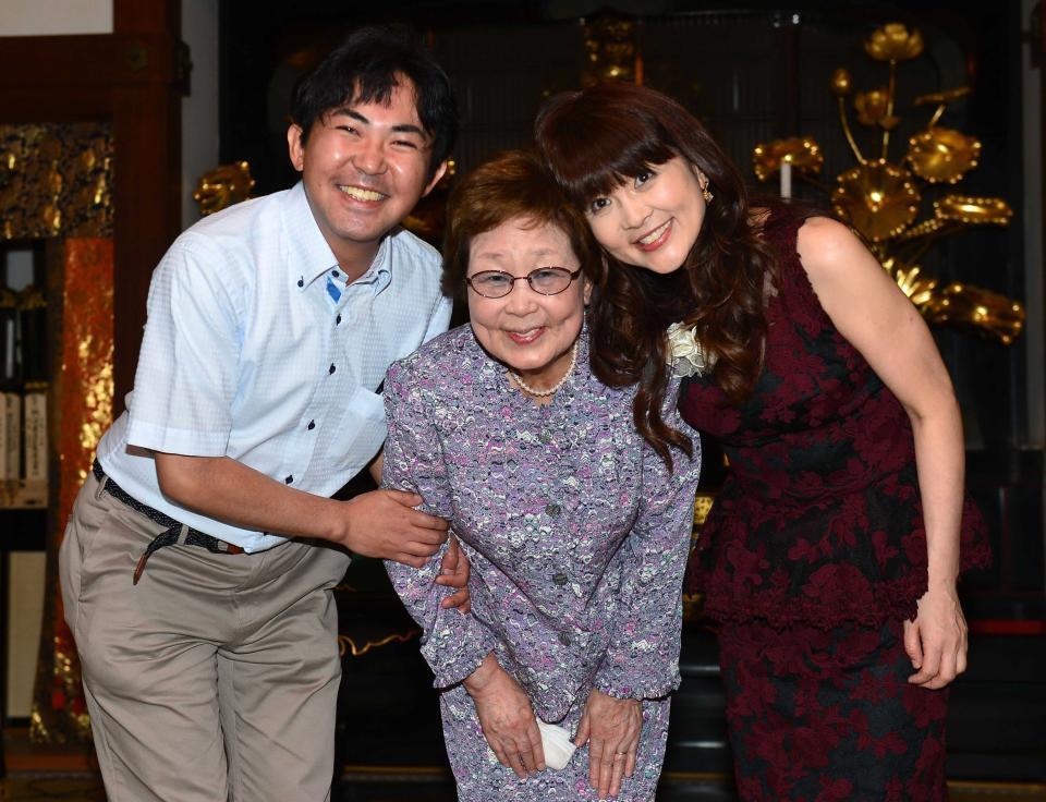 　仲良く写真に納まる（左から）林家三平、海老名香葉子さん、泰葉＝１４年
