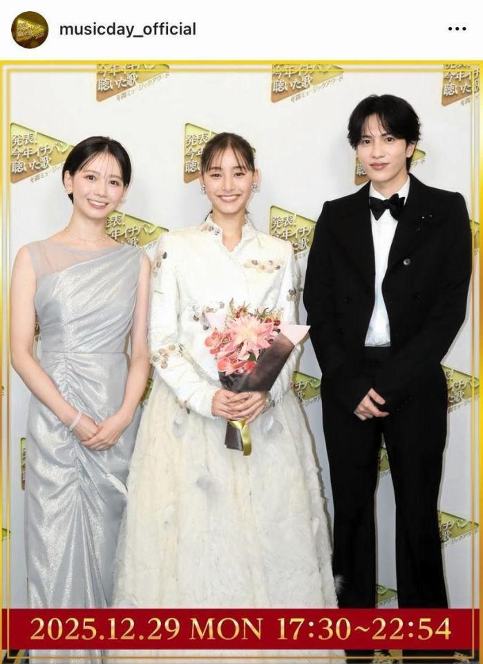 　美しい…。ドレスアップしたＭＣ２人と進行の石川みなみアナウンサー「【公式】発表！今年イチバン聴いた歌　～年間ミュージックアワード２０２５～」のインスタグラム＠ｍｕｓｉｃｄａｙ＿ｏｆｆｉｃｉａｌより