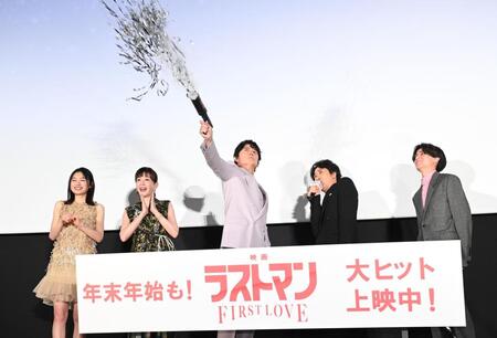 　再チャレンジでハンディキヤノンを発射させる福山雅治（中央）＝丸撮影・園田高夫