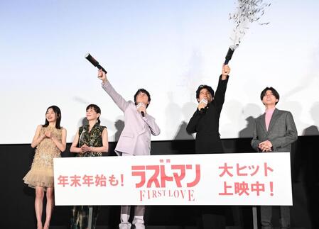 　ハンディキヤノン不発の福山雅治（左から３人目）と発射成功の大泉洋（右から２人目）＝撮影・園田高夫