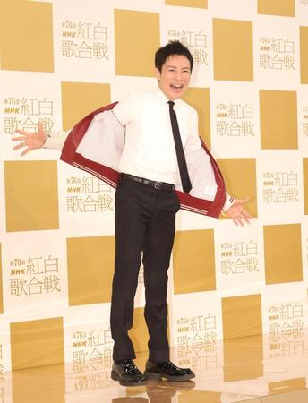 　ポーズを決める郷ひろみ（撮影・石井剣太郎）