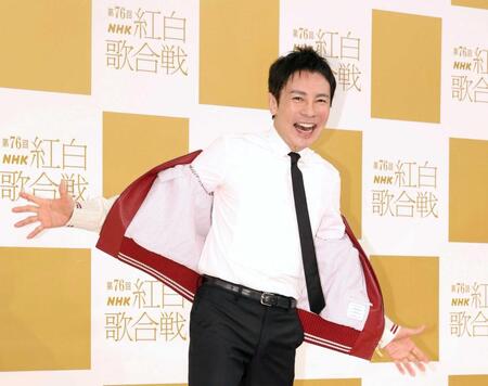 　紅白カラーの革ジャンで登場した郷ひろみ（撮影・石井剣太郎）