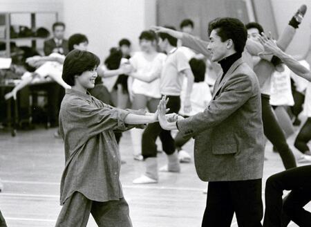 　リハーサルで松田聖子（左）と手を合わせる郷ひろみ＝８４年