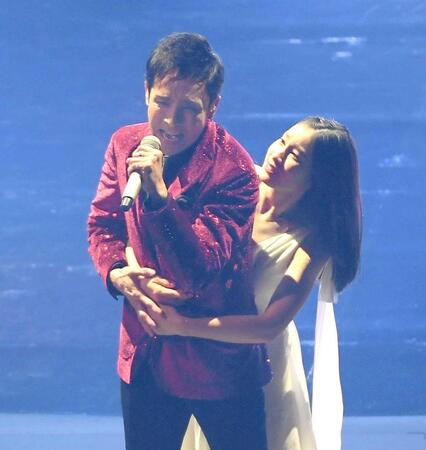 　土屋太鳳（右）とコラボする郷ひろみ＝１６年