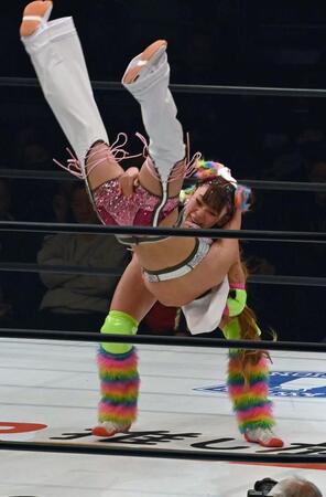 　葉月（左）にボディースラムを見舞うフワちゃん（撮影・持木克友）