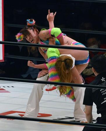 　葉月に卍固めを決めるフワちゃん（撮影・持木克友）