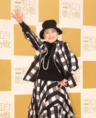 　ポーズを決める石川さゆり