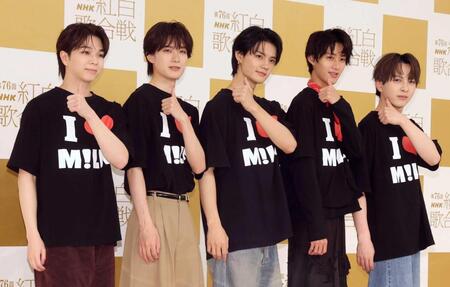 　ポーズを決めるＭ！ＬＫの（左から）塩﨑太智、山中柔太朗、佐野勇斗、曽野舜太、吉田仁人