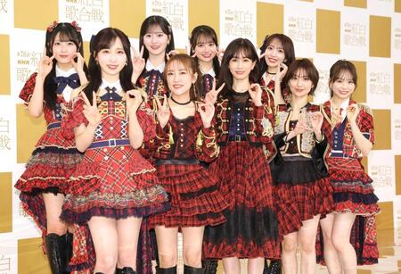 　ポーズを決める（前列左から）ＡＫＢ４８・小栗有以、高橋みなみ、前田敦子、大島優子、ＡＫＢ４８・倉野尾成美（後列同）ＡＫＢ４８・佐藤綺星、ＡＫＢ４８・八木愛月、ＡＫＢ４８・伊藤百花、ＡＫＢ４８・向井地美音