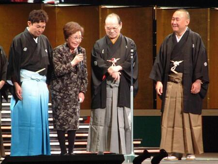 　林家三平（左端）の襲名を喜ぶ海老名香葉子さん。右から林家正蔵、林家こん平さん＝０９年