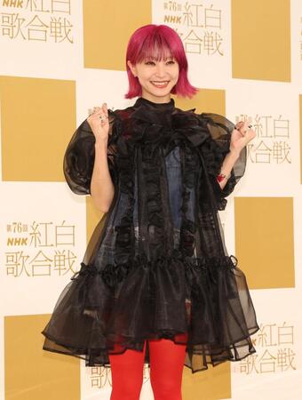 　ポーズを決めるＬｉＳＡ（撮影・石井剣太郎）