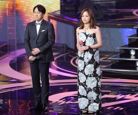 　司会を務める川口春奈（右）と安住紳一郎アナウンサー（撮影・西岡正）