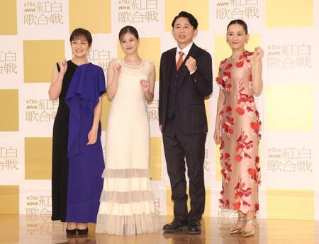 　ポーズを決める（左から）鈴木奈穂子アナウンサー、今田美桜、有吉弘行、綾瀬はるか（撮影・石井剣太郎）