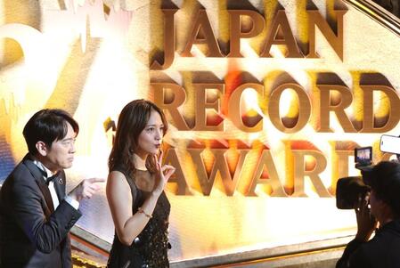 　ノリノリの川口春奈（右）と安住紳一郎アナウンサー（撮影・西岡正）