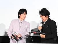 　ハンディキヤノンが不発の福山雅治（左）と苦笑いの大泉洋（撮影・園田高夫）