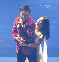 　土屋太鳳（右）とコラボする郷ひろみ＝１６年