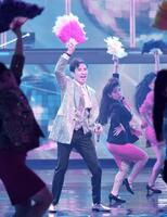 　大阪府立登美丘高校ダンス部とコラボする郷ひろみ＝１７年