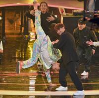 　Ｓｈｉｇｅｋｉｘ（右）とともにブレイクダンスを披露する郷ひろみ＝２３年