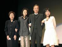 　映画「あした天気になあれ」試写会で（中央左から）上戸彩、谷村新司さん、林明日香と記念撮影する海老名香葉子さん＝０５年