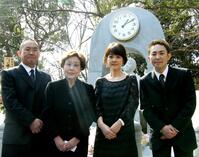 　「時忘れじの塔」前に集合する（左から）林家正蔵、海老名香葉子さん、泰葉、林家いっ平＝０８年