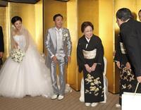 　国分佐智子と三平の披露宴での海老名香葉子さん＝１１年