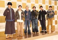 　ポーズを決めるＢＥ：ＦＩＲＳＴの（左から）ＪＵＮＯＮ、ＳＨＵＮＴＯ、ＳＯＴＡ、ＭＡＮＡＴＯ、ＬＥＯ、ＲＹＵＨＥＩ（撮影・石井剣太郎）