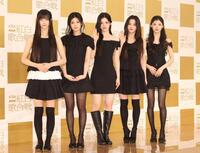 　ポーズを決めるＩＬＬＩＴの（左から）ＹＵＮＡＨ、ＷＯＮＨＥＥ、ＭＩＮＪＵ、ＩＲＯＨＡ、ＭＯＫＡ（撮影・石井剣太郎）