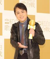 　ポーズを決める三山ひろし（撮影・石井剣太郎）