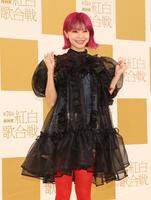 　ポーズを決めるＬｉＳＡ（撮影・石井剣太郎）