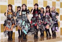 　ポーズを決めるＣＡＮＤＹ　ＴＵＮＥの（前列左から）小川奈々子、立花琴未、村川緋杏（後列同）南なつ、福山梨乃、桐原美月、宮野静