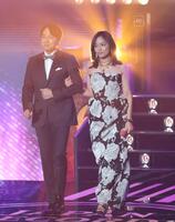 　安住紳一郎アナウンサー（左）にエスコートされ登場した川口春奈（撮影・西岡正）