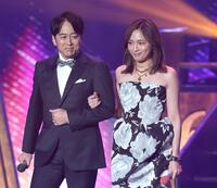 　ほほ笑みながら登場した安住紳一郎アナウンサー（左）と川口春奈（撮影・西岡正）