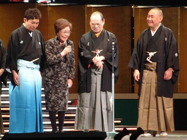 　林家三平（左端）の襲名を喜ぶ海老名香葉子さん。右から林家正蔵、林家こん平さん＝０９年