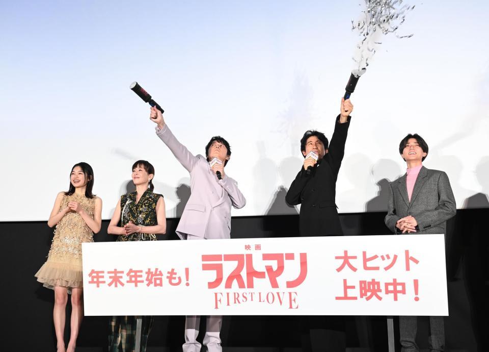 　ハンディキヤノン不発の福山雅治（左から３人目）と発射成功の大泉洋（右から２人目）＝撮影・園田高夫