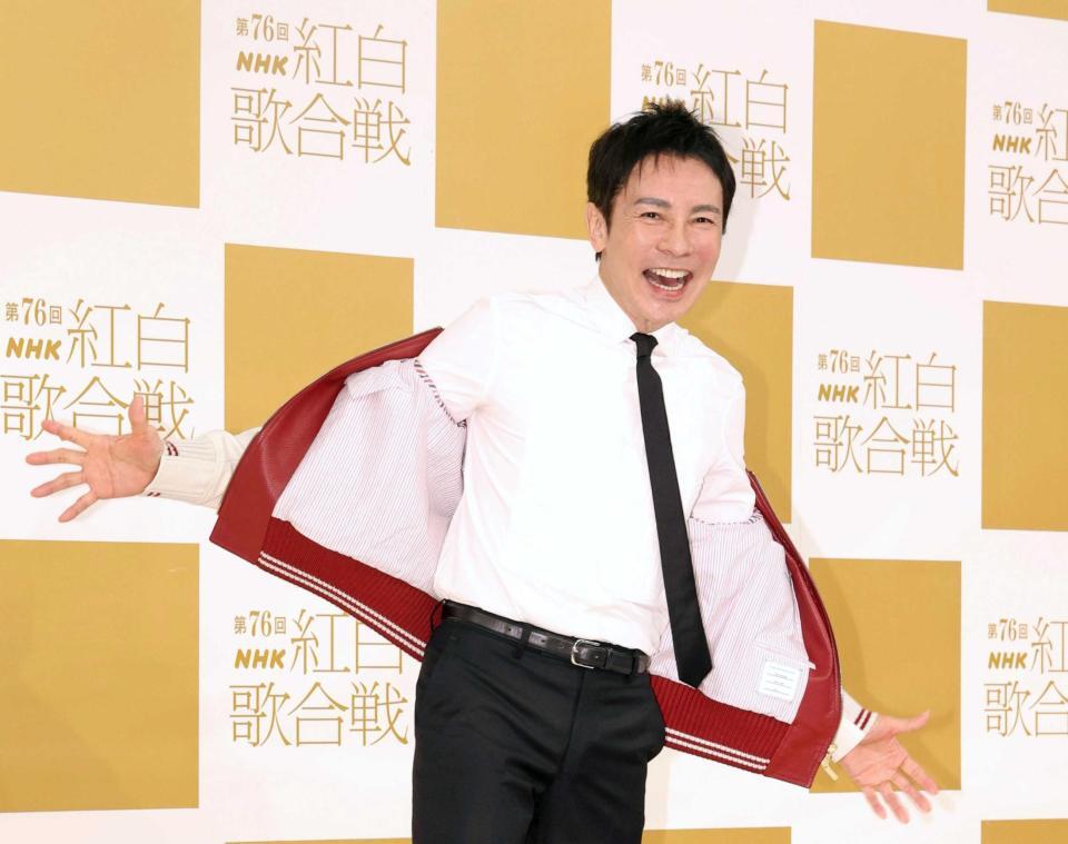 　紅白カラーの革ジャンで登場した郷ひろみ（撮影・石井剣太郎）