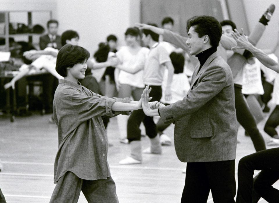 　リハーサルで松田聖子（左）と手を合わせる郷ひろみ＝８４年