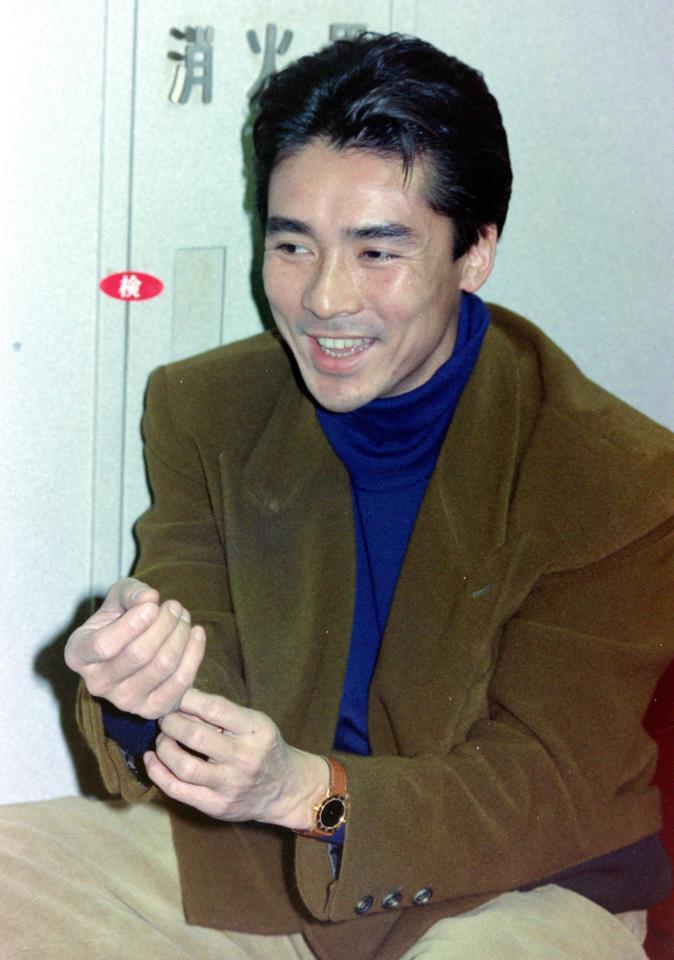 　５年ぶりの紅白歌合戦のリハーサル前に笑顔を見せる郷ひろみ＝９０年