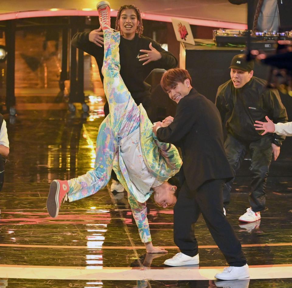 　Ｓｈｉｇｅｋｉｘ（右）とともにブレイクダンスを披露する郷ひろみ＝２３年