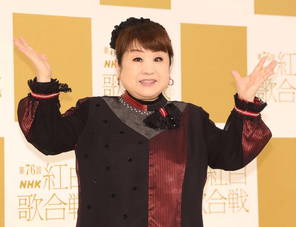 　ポーズを決める天童よしみ