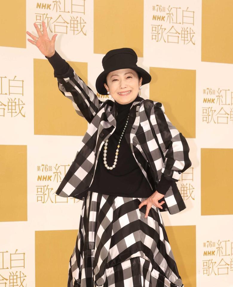 　ポーズを決める石川さゆり