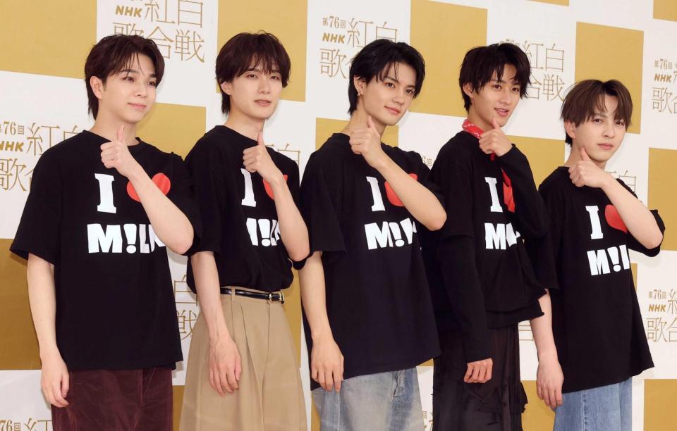 　ポーズを決めるＭ！ＬＫの（左から）塩﨑太智、山中柔太朗、佐野勇斗、曽野舜太、吉田仁人