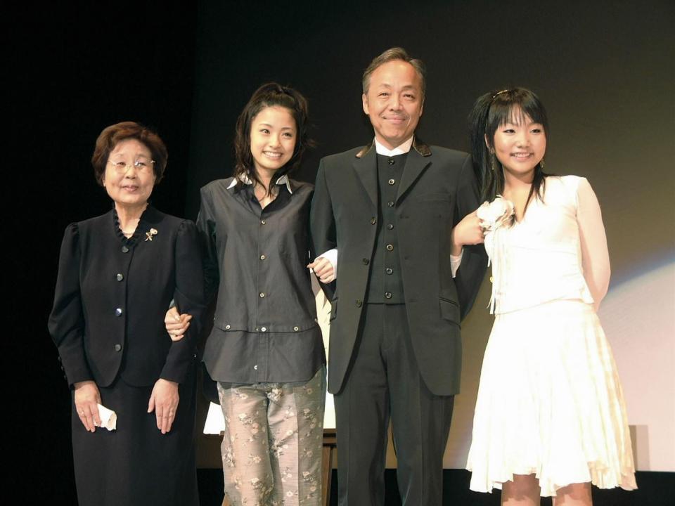 　映画「あした天気になあれ」試写会で（中央左から）上戸彩、谷村新司さん、林明日香と記念撮影する海老名香葉子さん＝０５年