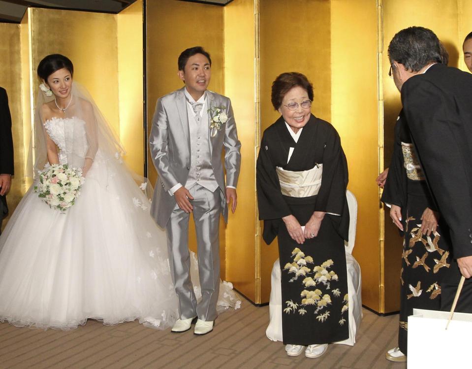 　国分佐智子と三平の披露宴での海老名香葉子さん＝１１年