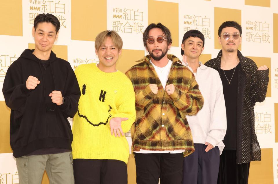 　ポーズを決めるＯＲＡＮＧＥ　ＲＡＮＧＥの（左から）ＮＡＯＴＯ、ＨＩＲＯＫＩ、ＲＹＯ、ＹＡＭＡＴＯ、ＹＯＨ（撮影・石井剣太郎）